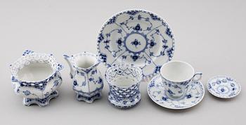 KAFFESERVIS, 33 delar, porslin, "Musselmalet", Royal Copenhagen, 1900-talets andra hälft.