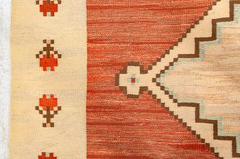 A Swedish 1940's Art Deco flat weave carpet ca 404 x 279 cm.