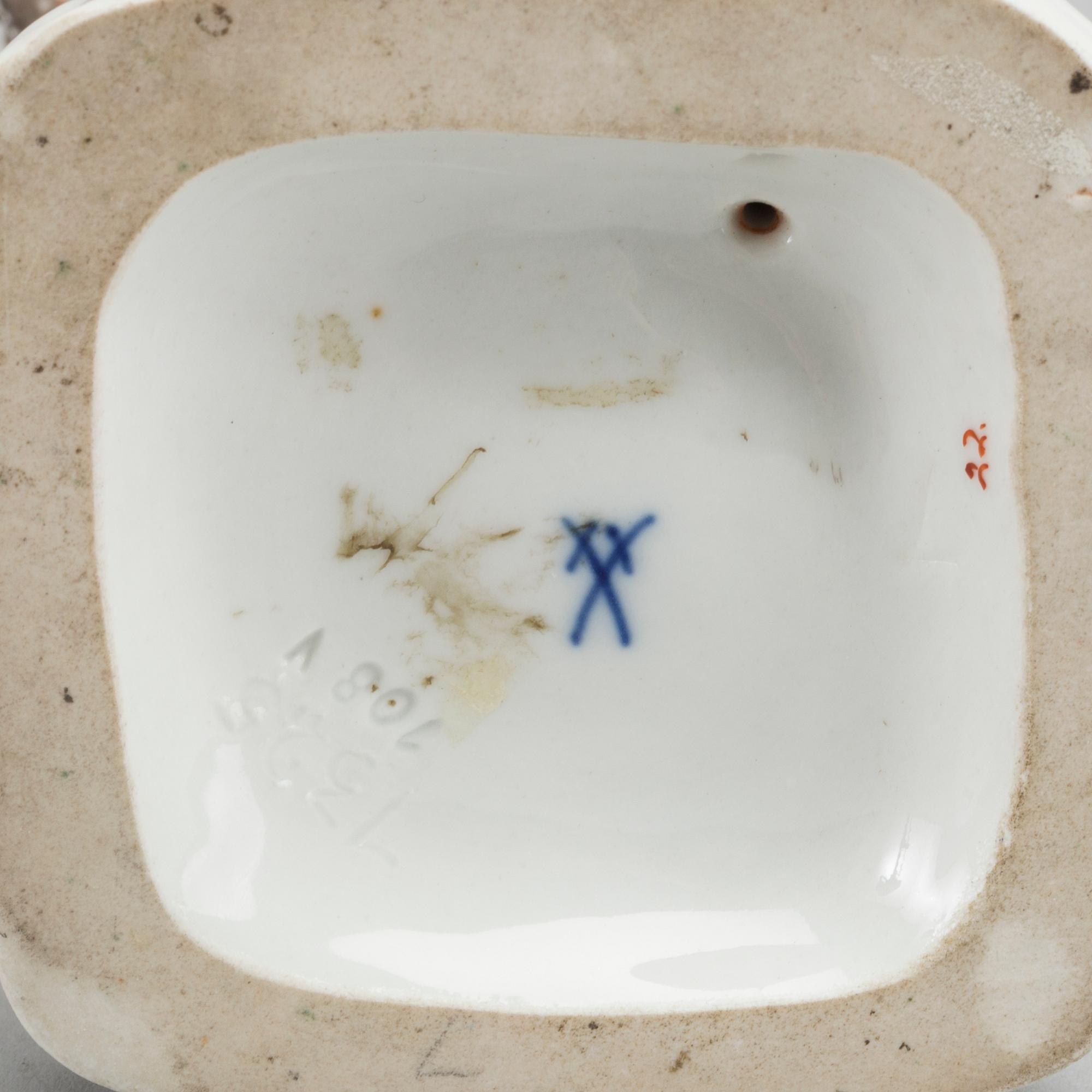 A set of two porcelain Meissen figurines.