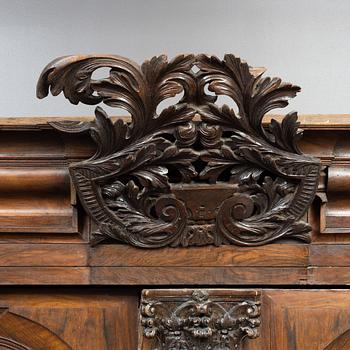 A walnut veneered Baroque cabinet, from around the year 1700.