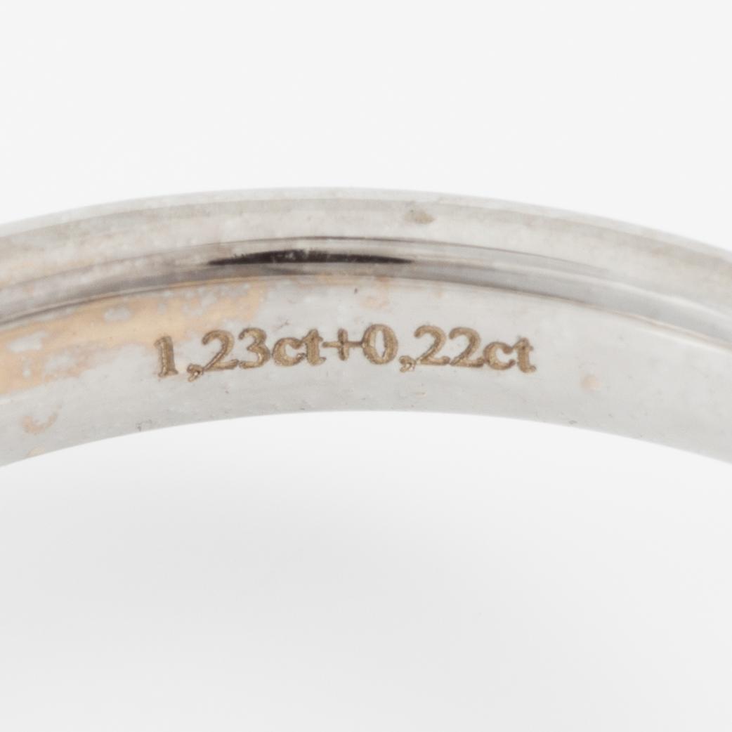 Ring 18K white gold set with an oval brilliant-cut diamond, accompanied by a GIA report.