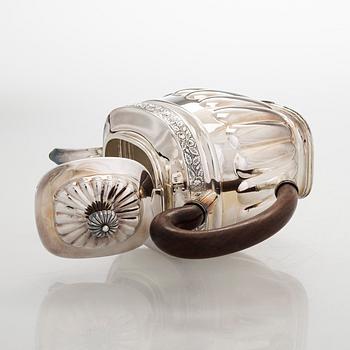 Kahvikannu, hopeaa, biedermeier-tyyli, Kultakeskus Oy, Hämeenlinna, 1966.