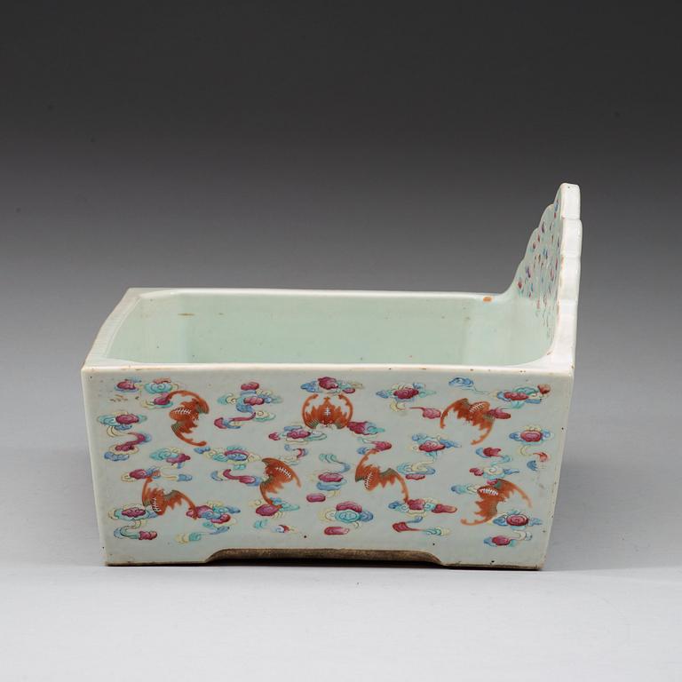 A pair of hand basins, Qing dynasty, early 20th century.