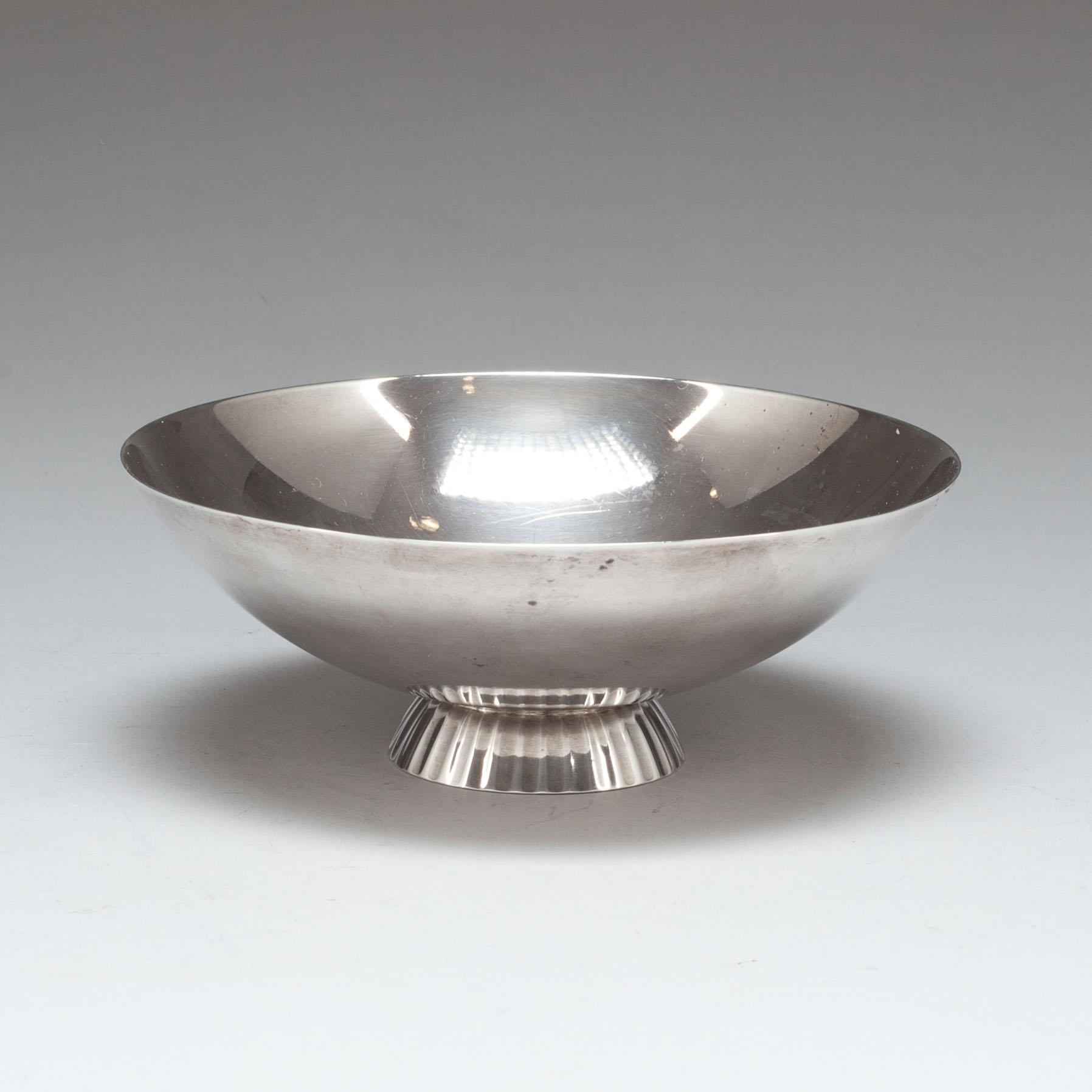 SKÅL, sterlingsilver, Sigvard Bernadotte, Georg Jensen & Wendel, modell 823. Vikt ca 256 g.