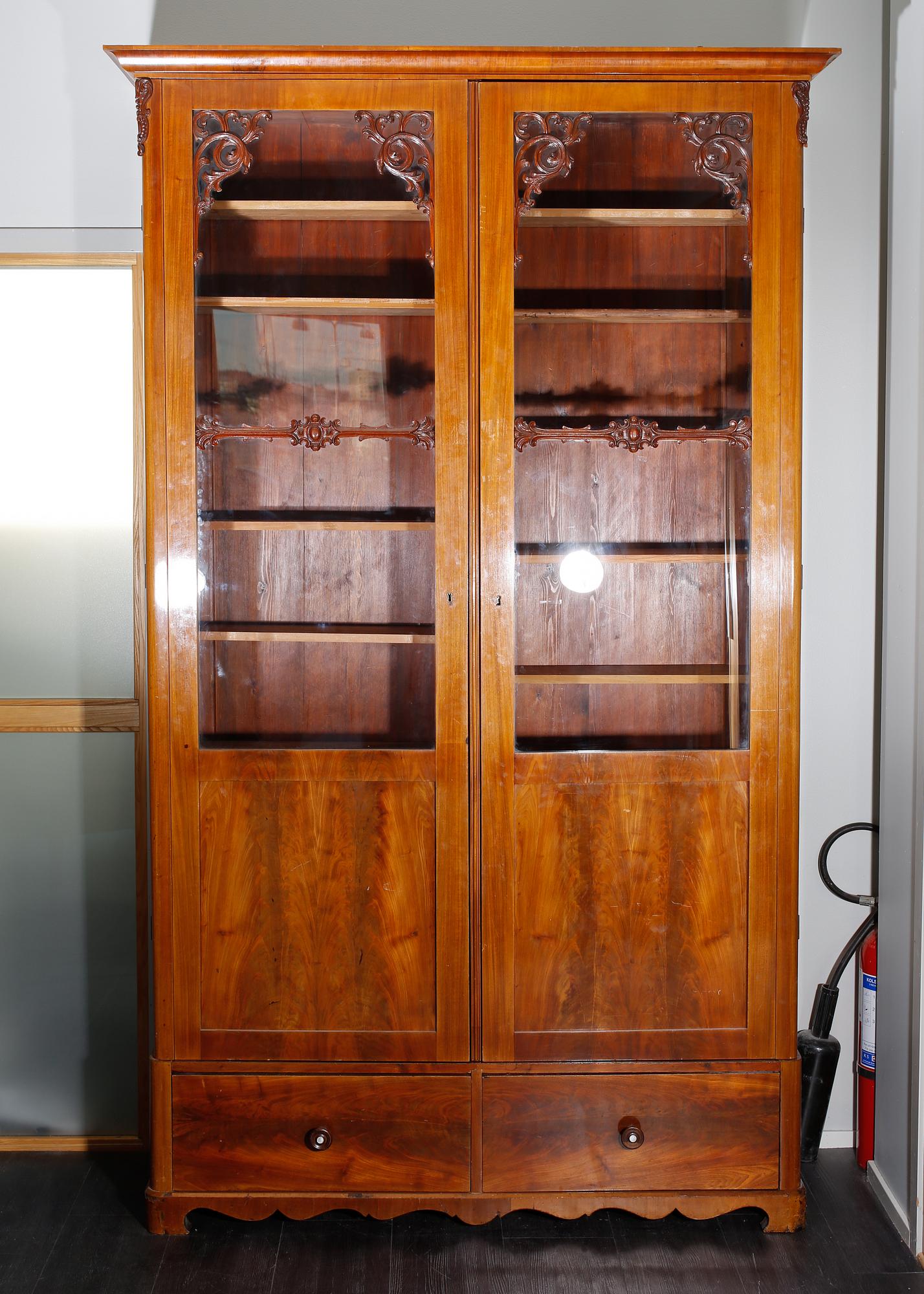 BOKSKÅP, 1800-talets mitt/andra hälft.