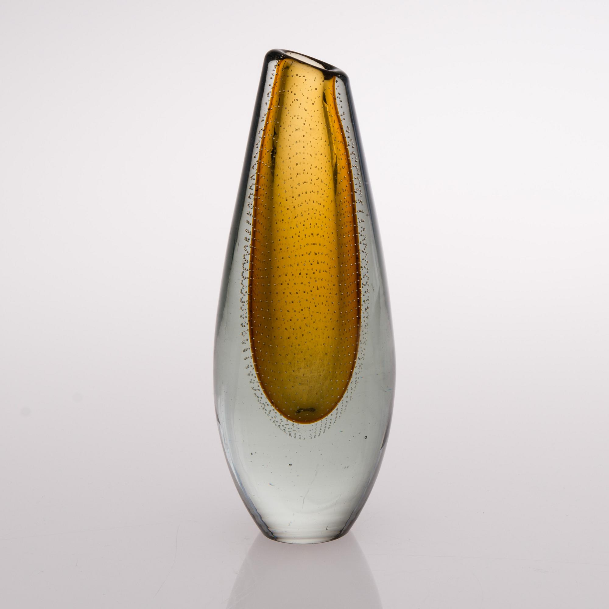 GUNNEL NYMAN, VASE. GN 25. Nuutajärvi. Early 1950s.