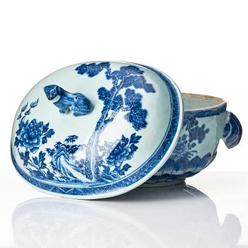 A Chinese tureen with cover, Qing dynasty, Qianlong (1736-95).