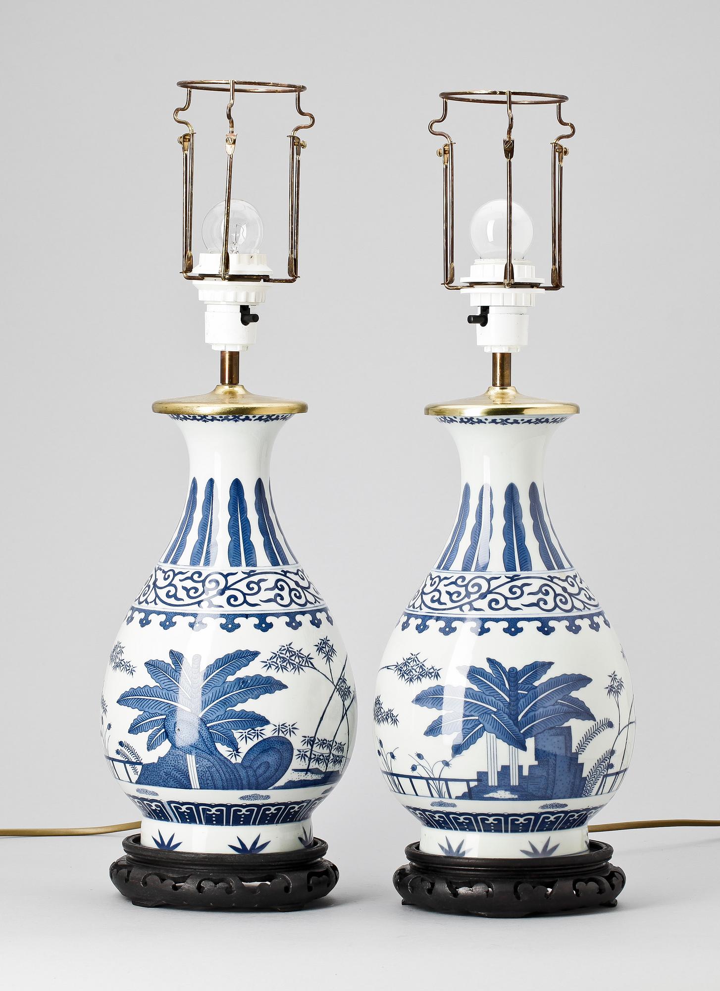 VAS/BORDSLAMPA, ett par, porslin, Kina. 1900-tal.