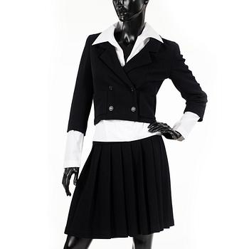 CHANEL, tredelad dräkt bestående av kavaj, blus samt kjol, vår 2001.