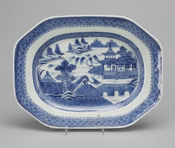 STEKFAT, 3 st, porslin, Qingdynastin, Jiaqing (1796-1820).