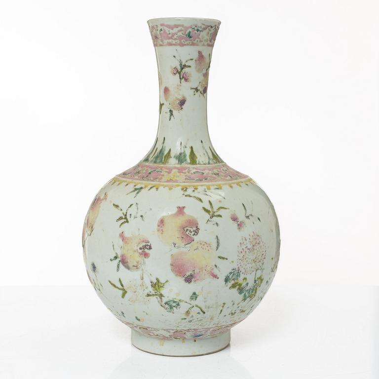 A Chinese famille rose porcelain vase, 19/20th century.