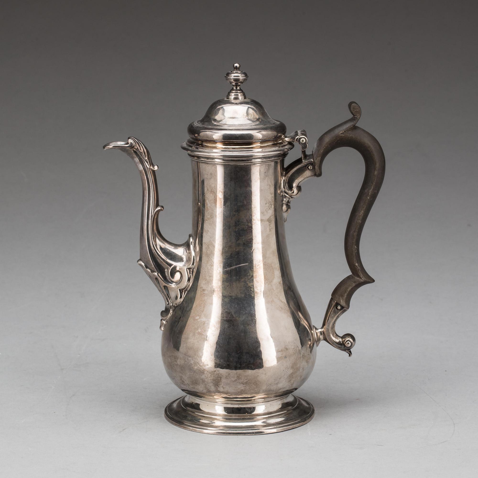 KAFFEKANNA, silver London Thomas Cooke II and Richard Gurney, London 1759. Total vikt ca 650 g.