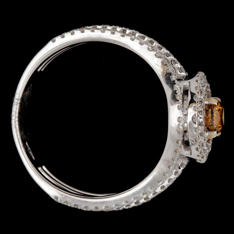 RING, briljantslipade diamanter, tot. 1.26 ct och fancy orangy-brown diamant, 0.44 ct.