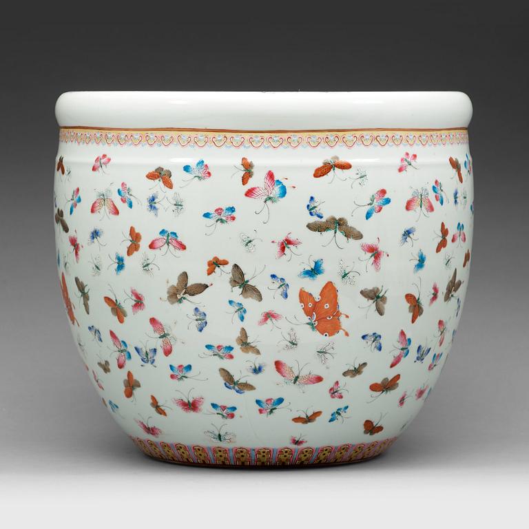 A famille rose flower pot, late Qing dynasty, circa 1900.