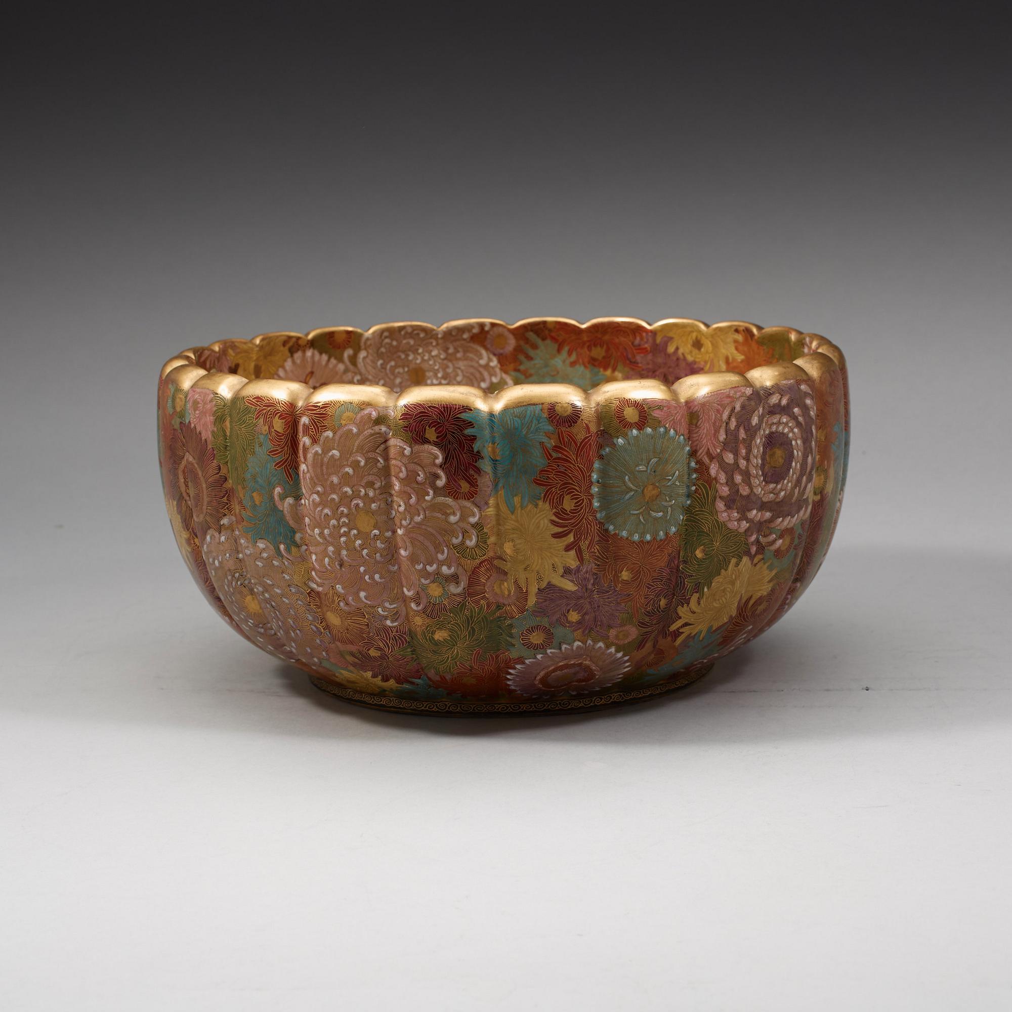 A large Japanese Satsuma bowl, Meiji period (1868-1912).