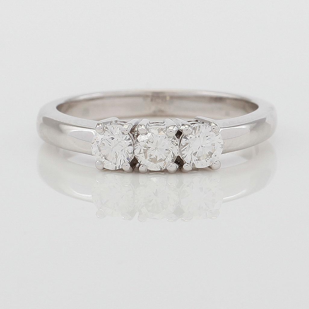 RING, 18K vitguld och diamanter tot ca 0.70 ct.