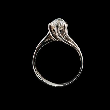 SORMUS, 18K valkokultaa, briljanttihiottu timantti n. 0,7 ct. J. A. Tarkiainen 1974. Paino 2,7 g.