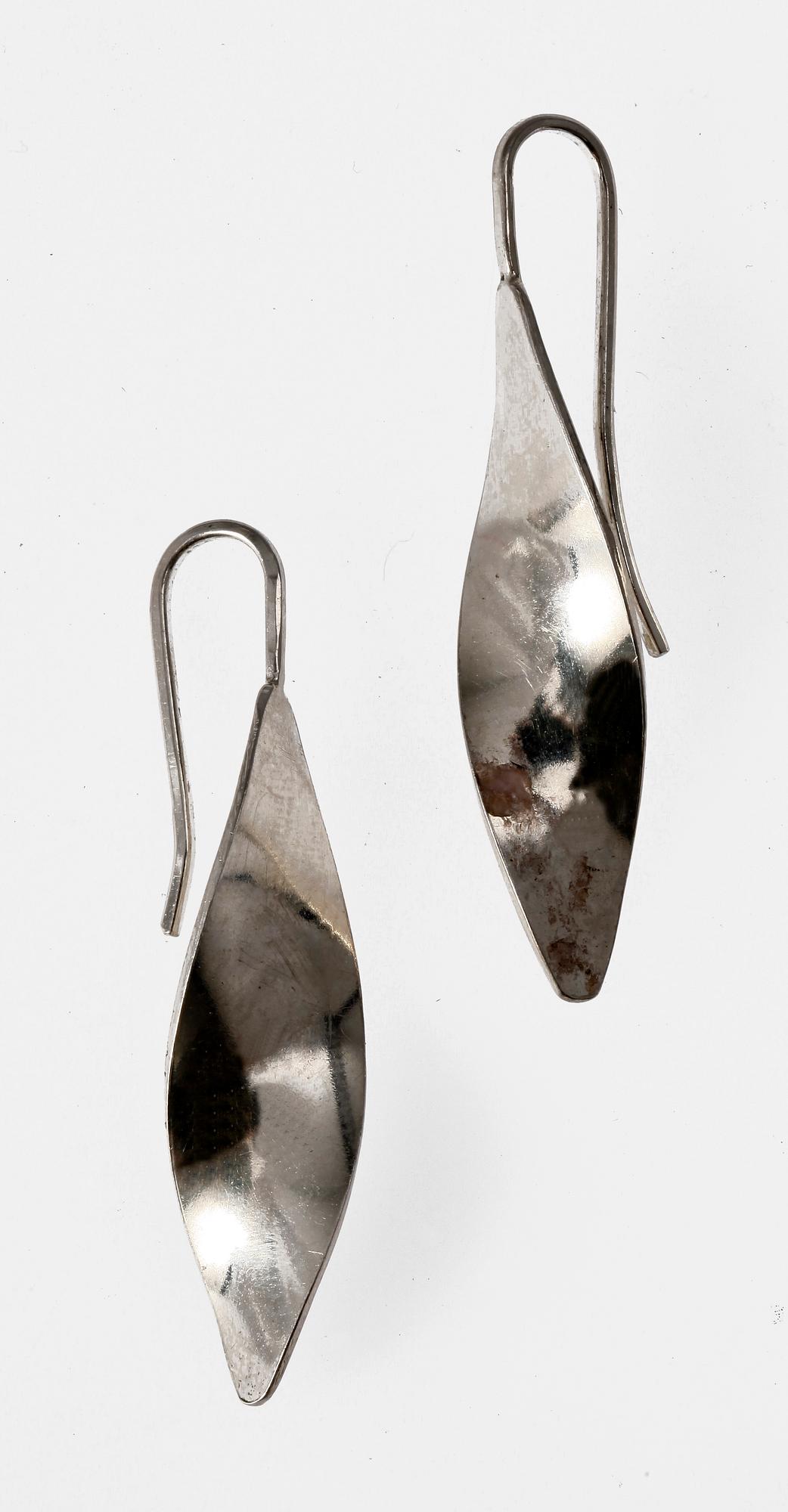 ARMBAND samt ÖRHÄNGEN, ett par, silver, Michael Hamma, Hedvig Westermark, Stockholm, 1987. Ca 20 g.