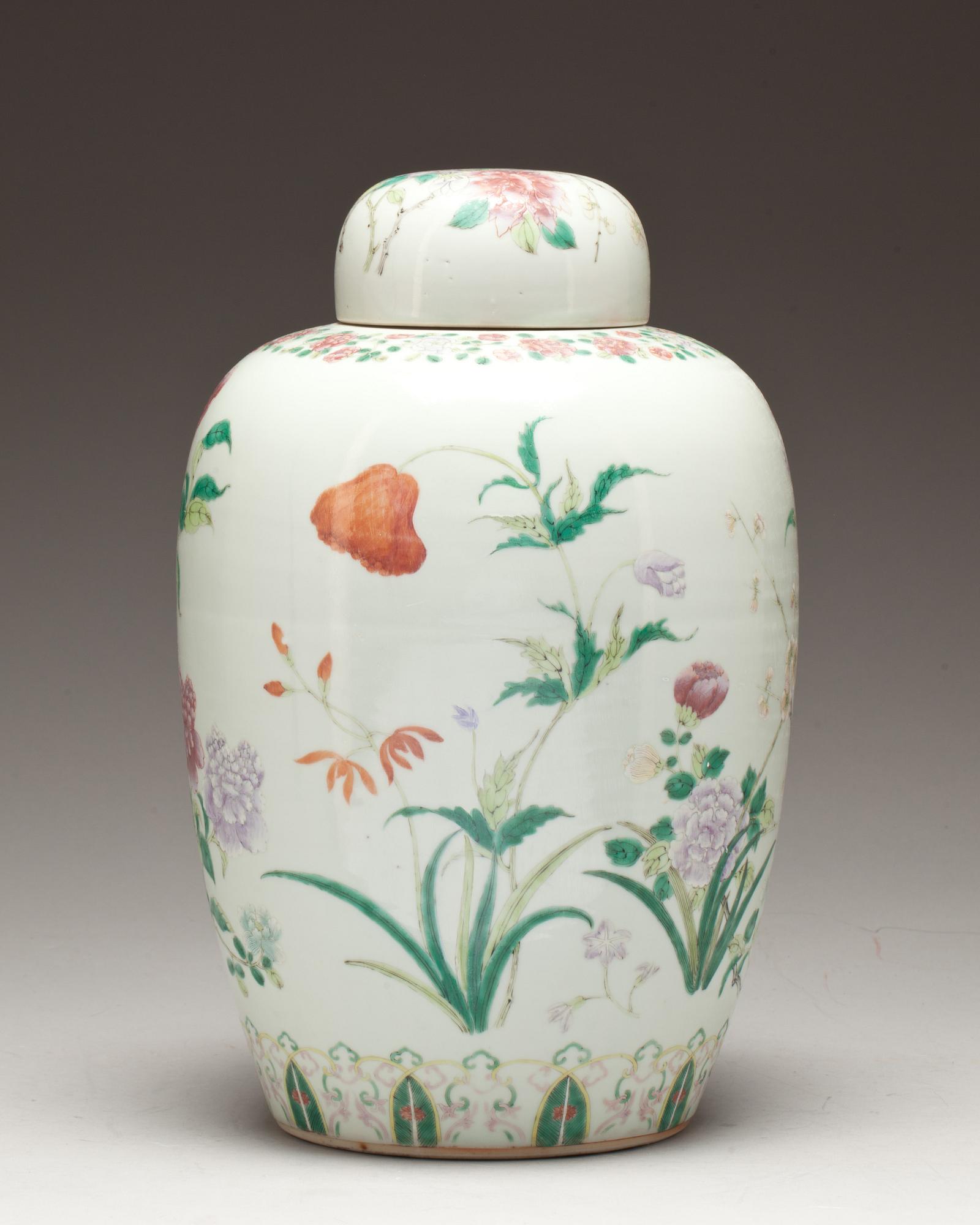 URNA MED LOCK, porslin, Qing Dynasti (1644-1911), Kina.