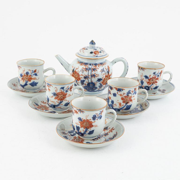 A Chinese imari export porcelain teapot and five cups with saucers, Qing dynasty, Qianlong  (1736-95).