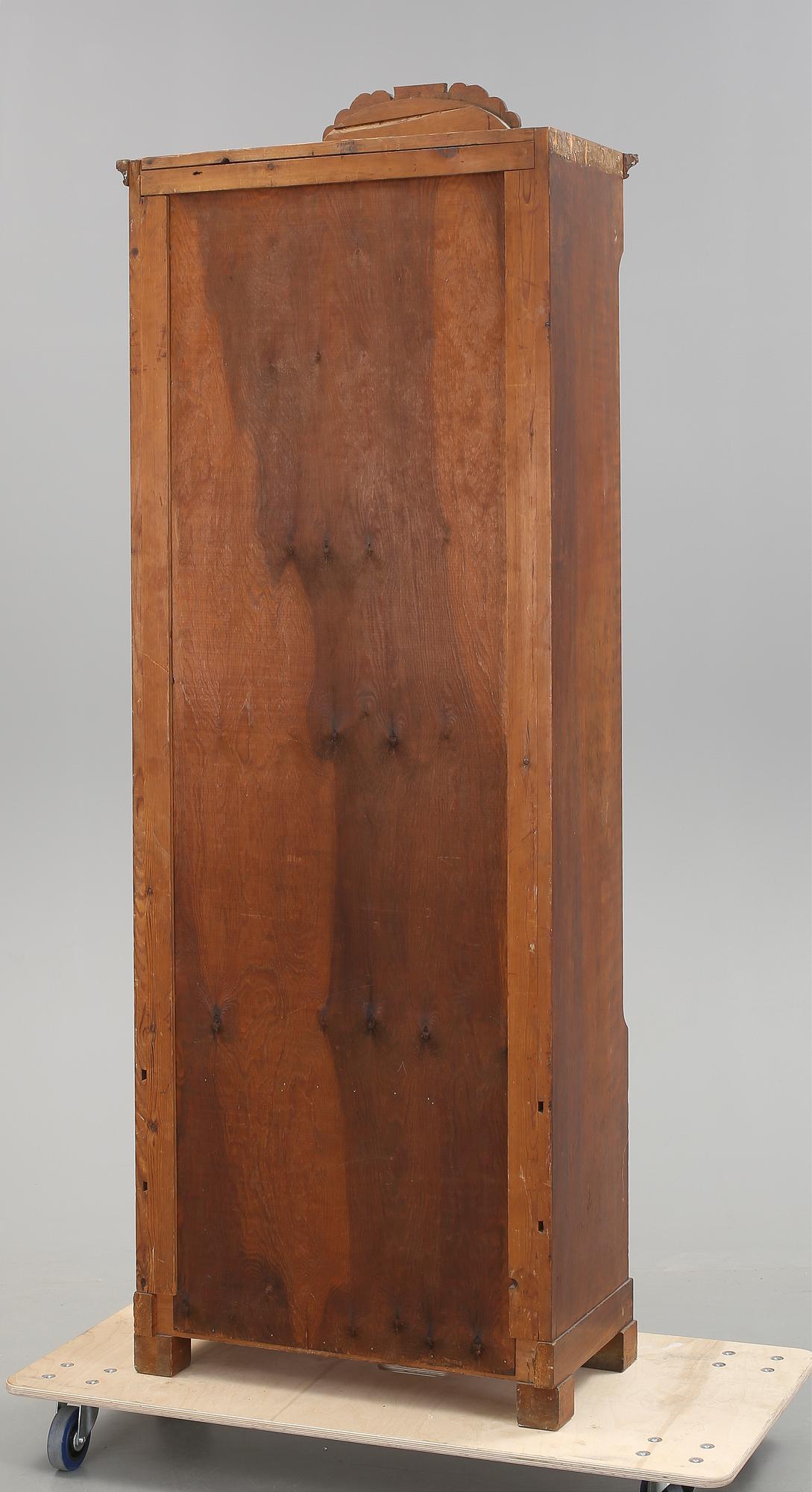 BOKSKÅP. Nyrenässans, 1800-talets slut.