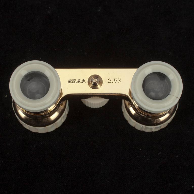 TEATERKIKARE, Hilka, 1900-tal, dekor i pärlemo, stomme i guldfärgad metall och vit plast.