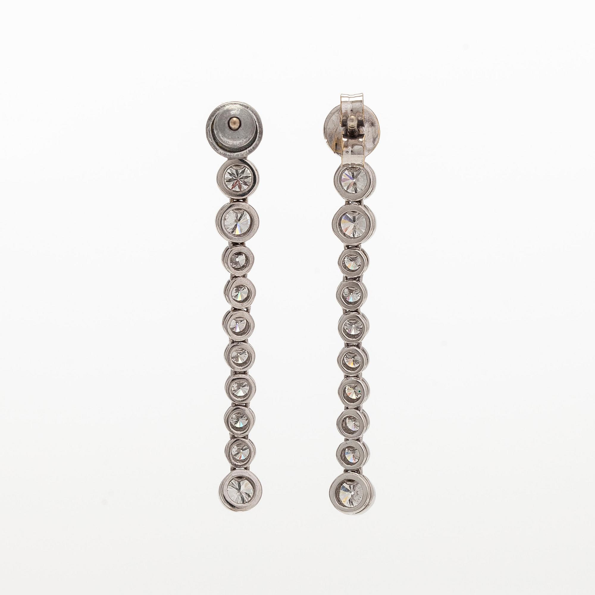 Earrings in 18K white gold set with brilliant-cut diamonds.