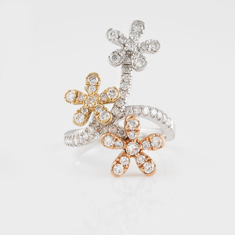 RING, 18K trefärgat guld med briljantslipade diamanter ca 1.17 ct. Vikt 6,1 gram.