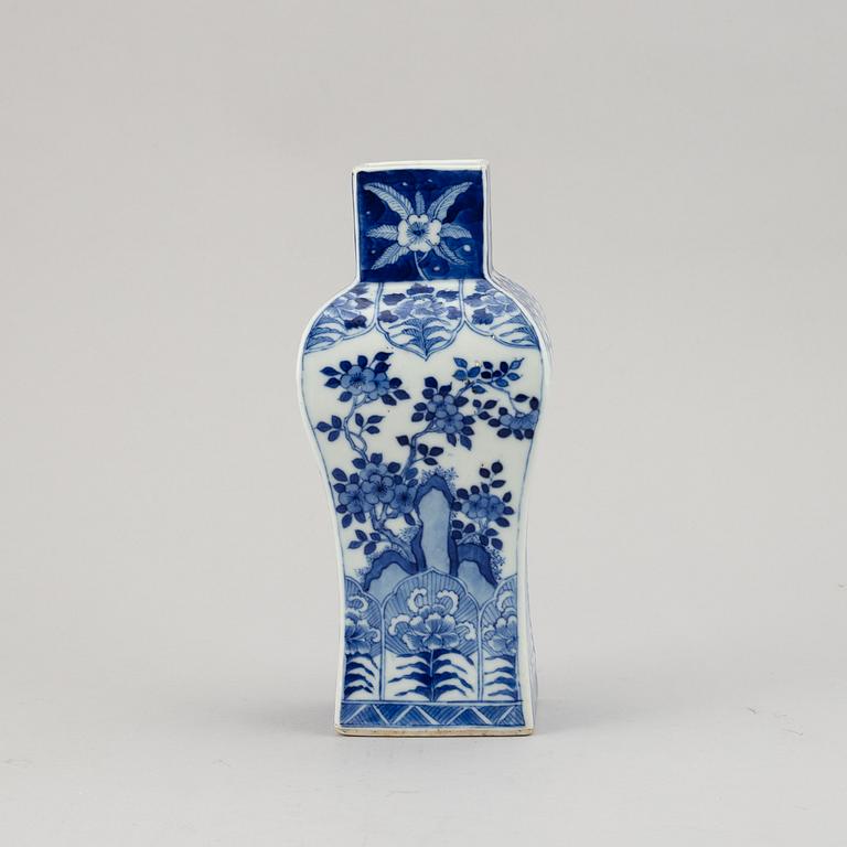 A blue and white squared vase, Qing dynasty, late 19th/early 20th century.