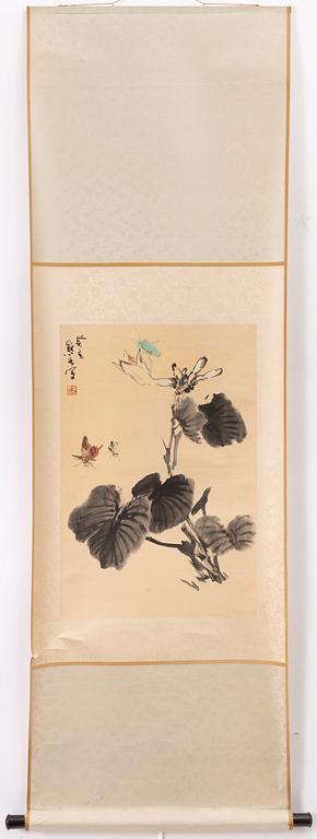 Oidentifierad konstnär, Gräshoppa och fjärilar invid planta.