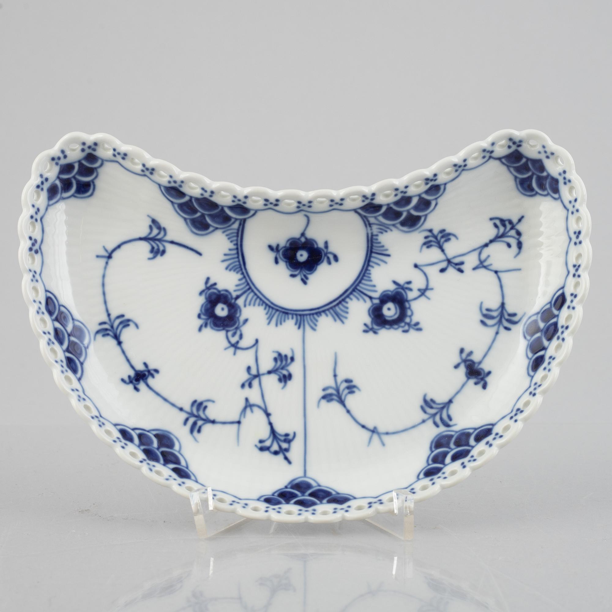 Fat, porslin, Royal Copenhagen, "Musselmalet helblond", modell 1173, 1974-78.