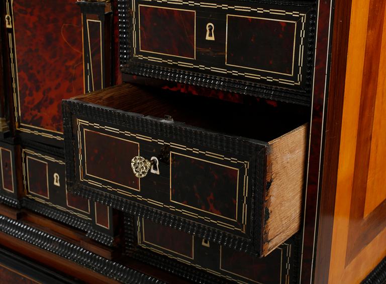 KABINETTSKÅP, barock, 1600-talets andra hälft/1700-talets första hälft.