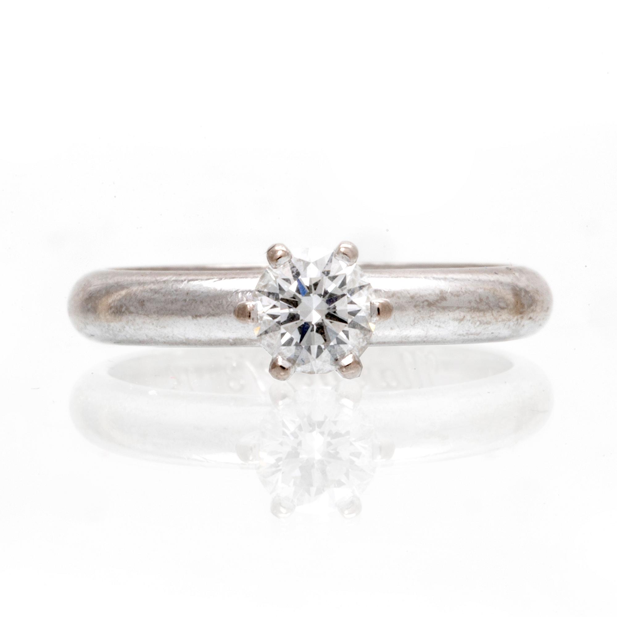 Ring solitär 18K vitguld och briljantslipad diamant, Kaplans, GIA dossier medföljer.