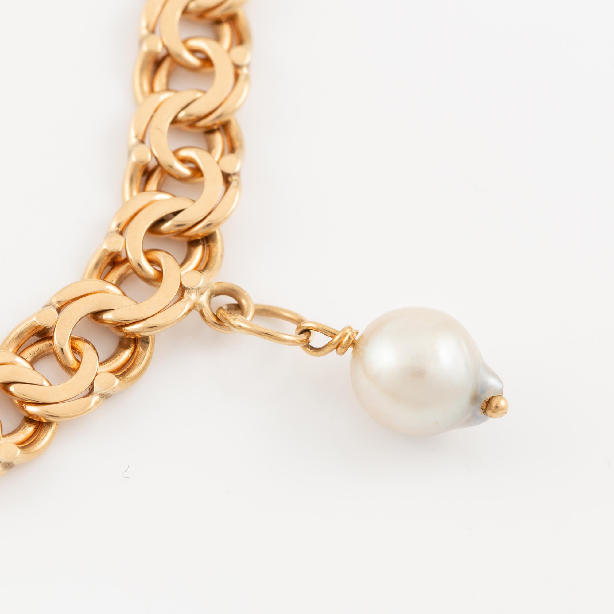 Bracelet 18K gold with charms.