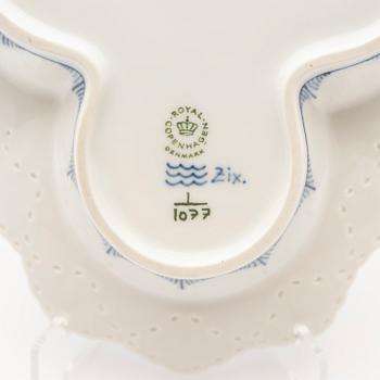 Royal Copenhagen, Serving dish. porcelain, "Musselmalet helblond", Royal Copenhagen, model 1/1077, 1969-1974.