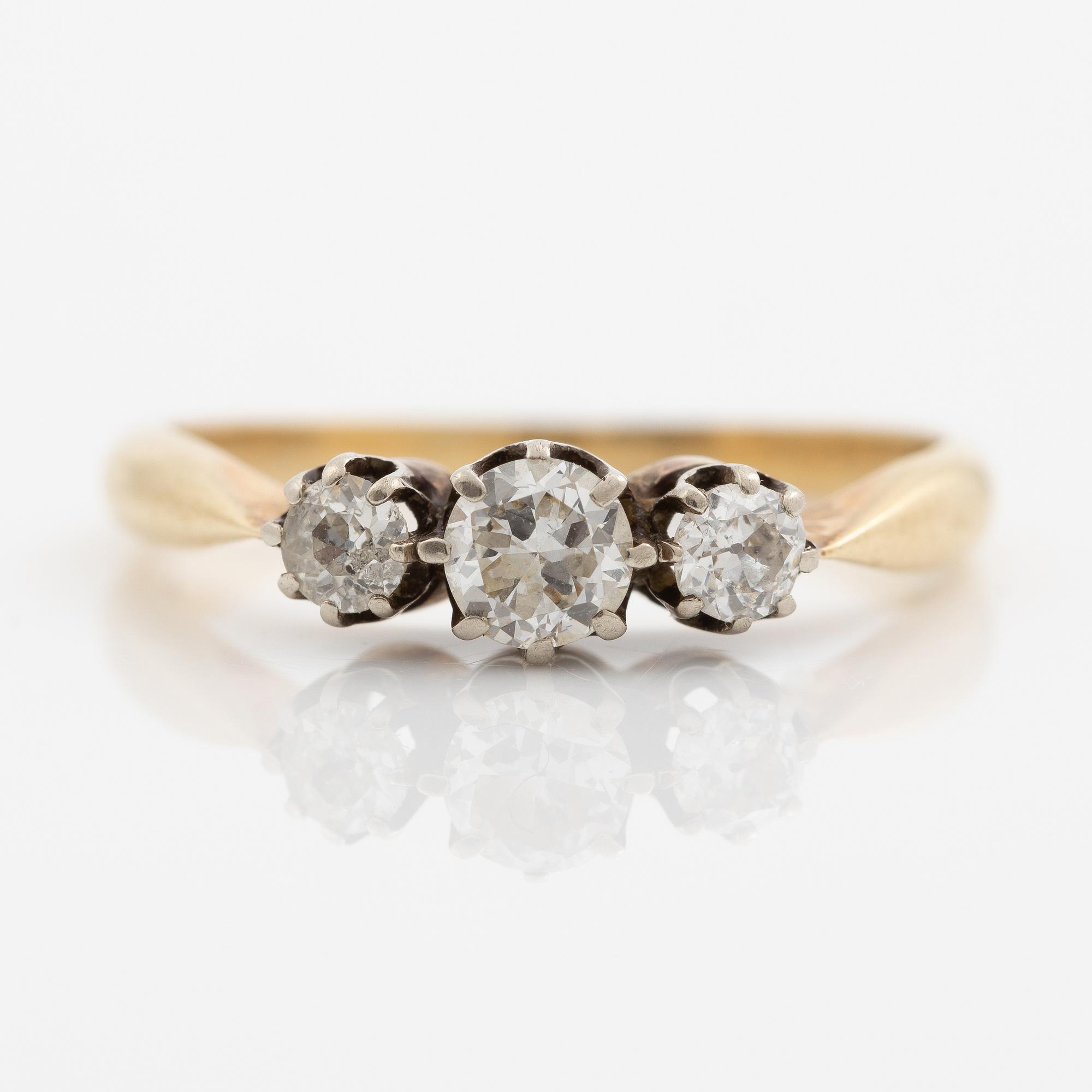 Ring 14K gold with brilliant-cut diamonds.