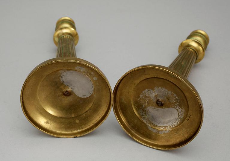 LJUSSTAKAR, ett par, mässing, senempire, omkring 1800-talets mitt.