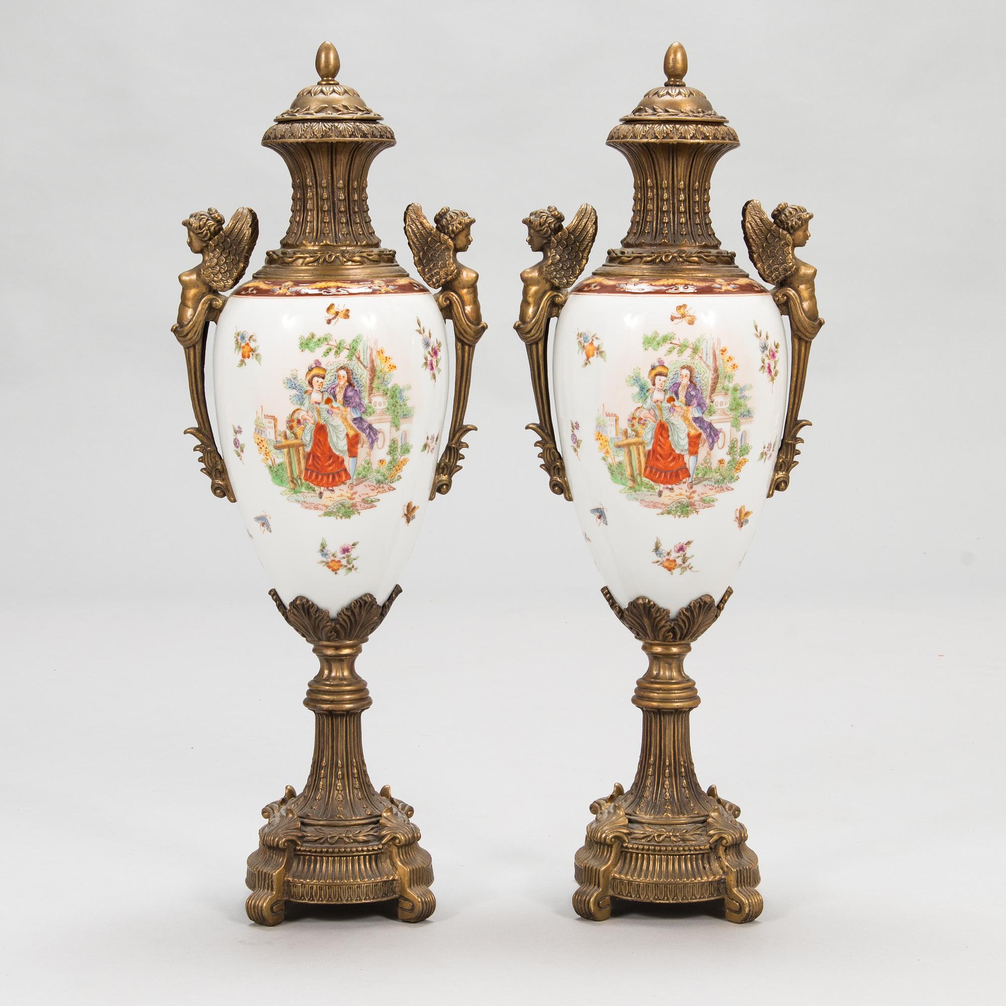 A pair of urns with lids, in bronze and porcelain, 20th century.