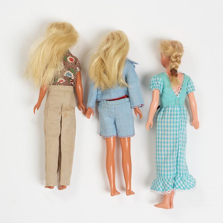 A set of 8 barbiedolls and accessories from the 1956's/-70's.