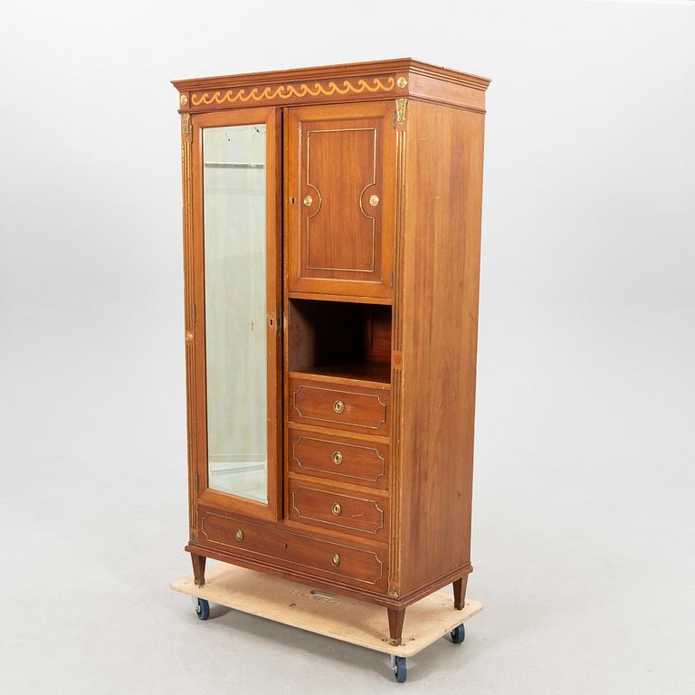 Klädskåp/Garderob CE Jonssons möbelfabrik 1900-talets början.