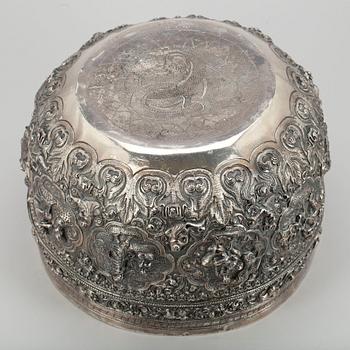 SKÅL, silver, troligen Indien. 1900-talets första hälft. Vikt 2067 g.