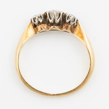 Ring 14K gold with brilliant-cut diamonds.
