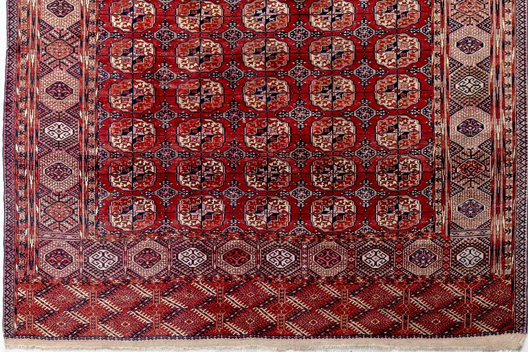 An antique Tekke turkmen carpet ca 328x232 cm.