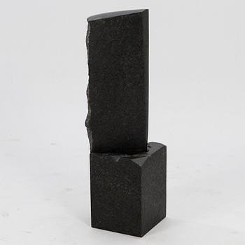 JARKKO ROTH, mustaa graniitti, signeerattu ja päivätty -74.