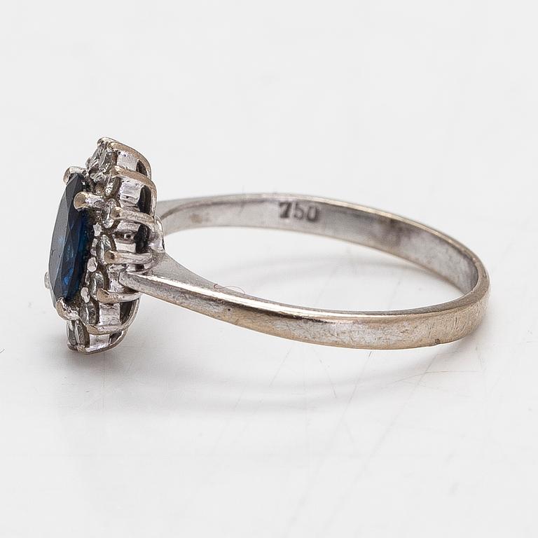 A ca 18K white gold ring with a sapphire and brilliant-cut diamonds approx. 0.14 ct in total.