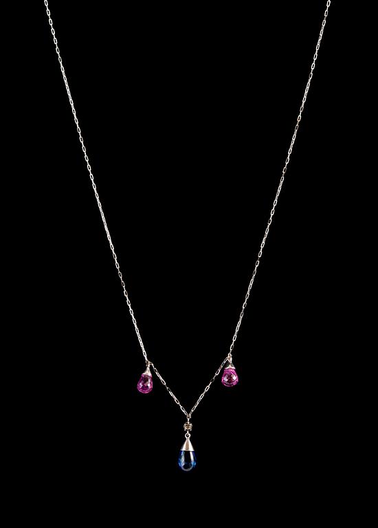 A NECKLACE, pink sapphire briolettes 3.40 ct, tanzanite 2.51 ct, brilliant cut diamond 0.10 ct.