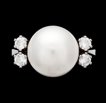 1062. RING, odlad japansk pärla, ca 12 mm, med 4 briljantslipade diamanter, tot. ca 0.30 ct. 1980-tal.