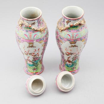 A PAIR OF VASES with lids, porcelain, China, late Qing, 19th century.