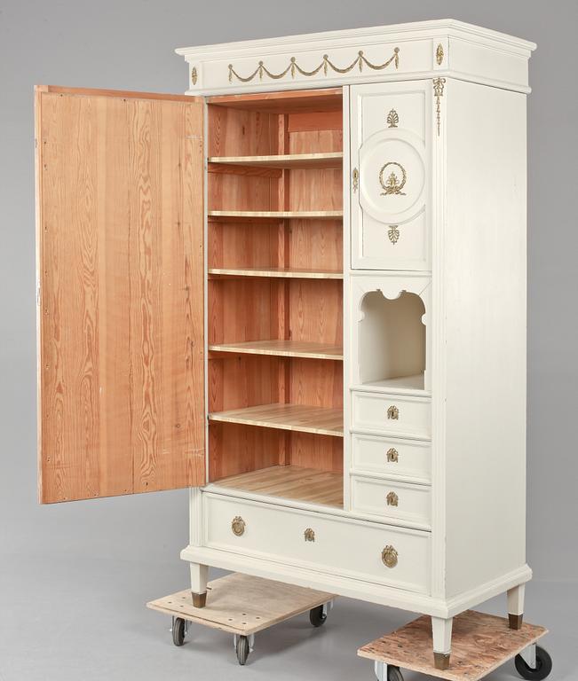 KLÄDSKÅP, gustaviansk stil, 1900-talets första hälft.