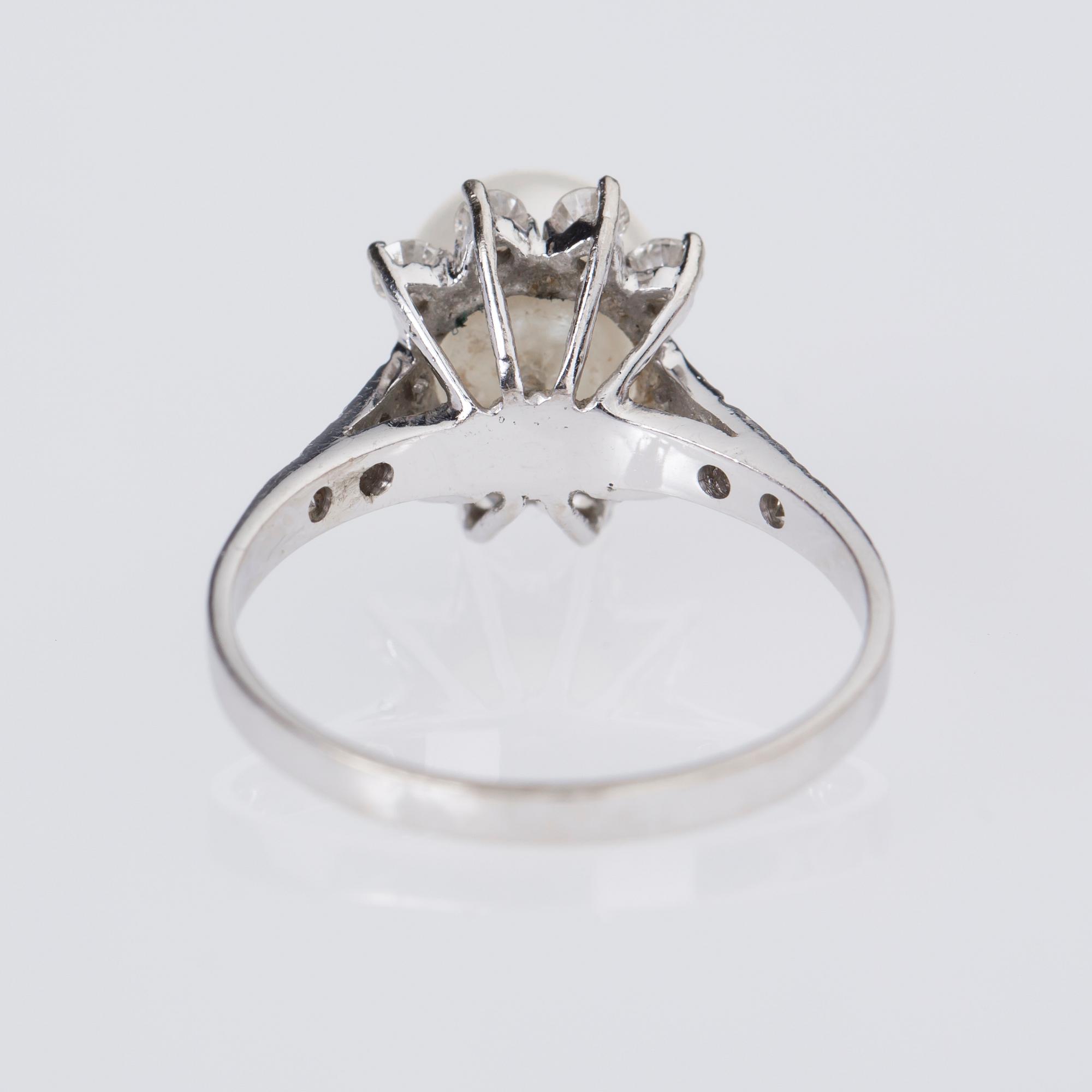 RING, 18 K vitguld med pärla samt diamanter ca 0.50 ct. Vikt ca 3,2 g.